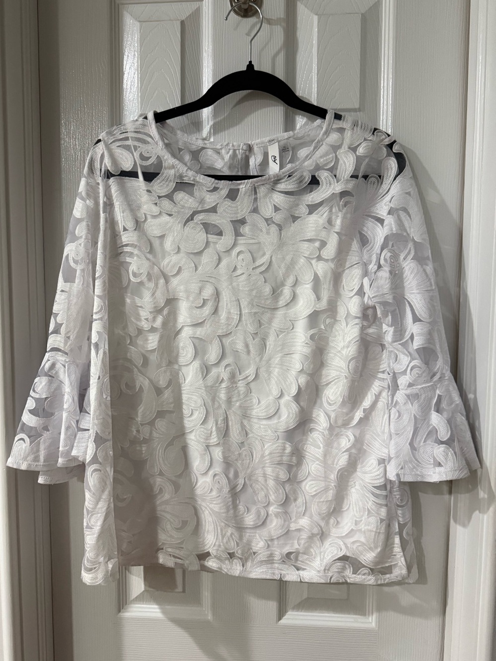 Architect White Embroidered Lace Bell-Sleeve Blouse with Cami undershirt. XL.